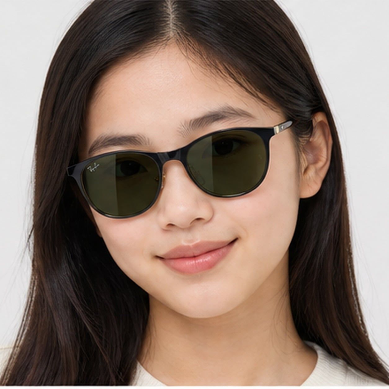 Kính mát trẻ em Rayban Junior RJ9552S 294/71 - Đen phối vàng kim – người mẫu đeo kính