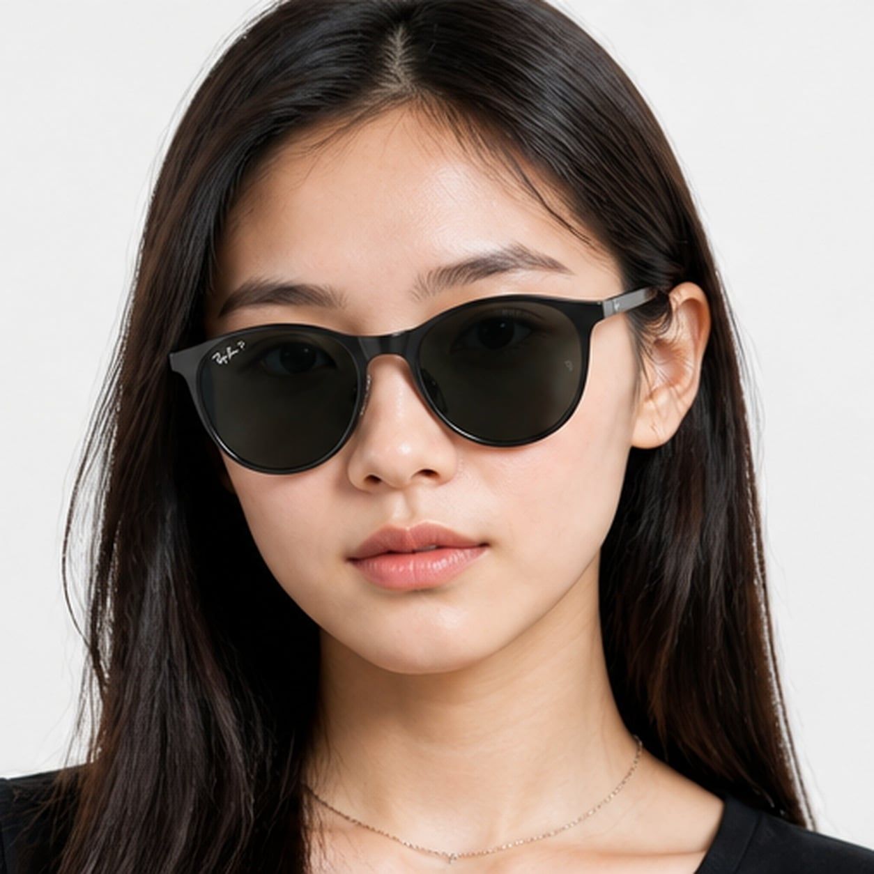 Kính mát trẻ em Rayban Junior RJ9552S 295/81 - Đen phối bạc – người mẫu đeo kính