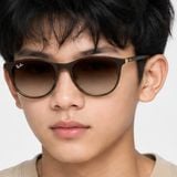 Kính mát trẻ em Rayban Junior RJ9552S 297/13 - Nâu mờ phối vàng kim – người mẫu đeo kính
