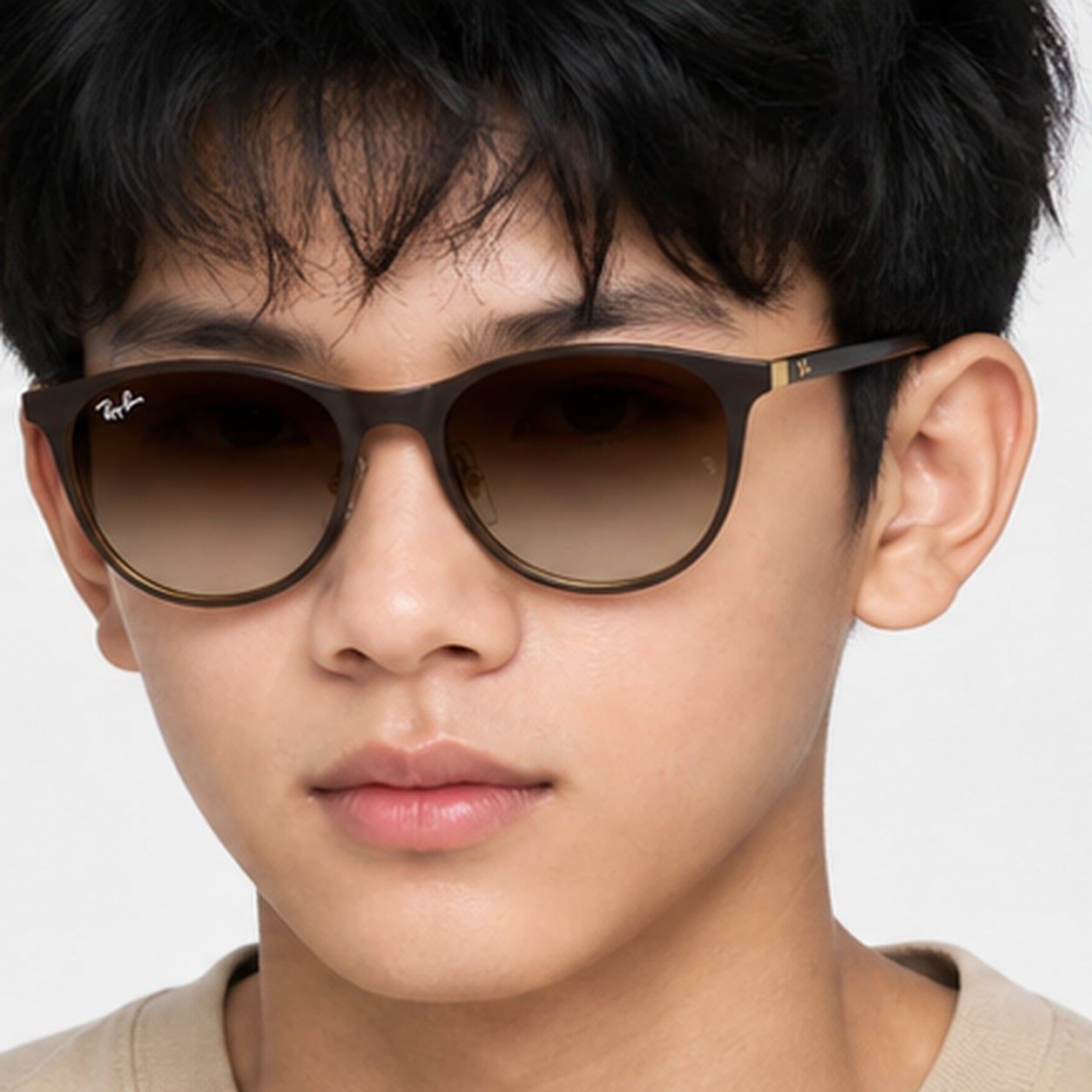 Kính mát trẻ em Rayban Junior RJ9552S 297/13 - Nâu mờ phối vàng kim – người mẫu đeo kính