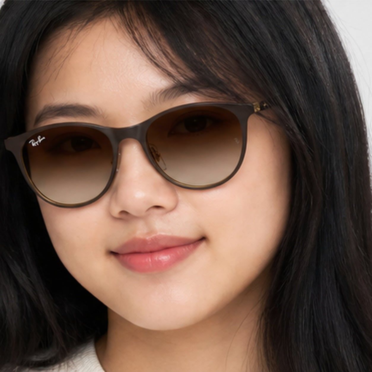Kính mát trẻ em Rayban Junior RJ9552S 297/13 - Nâu mờ phối vàng kim – người mẫu đeo kính