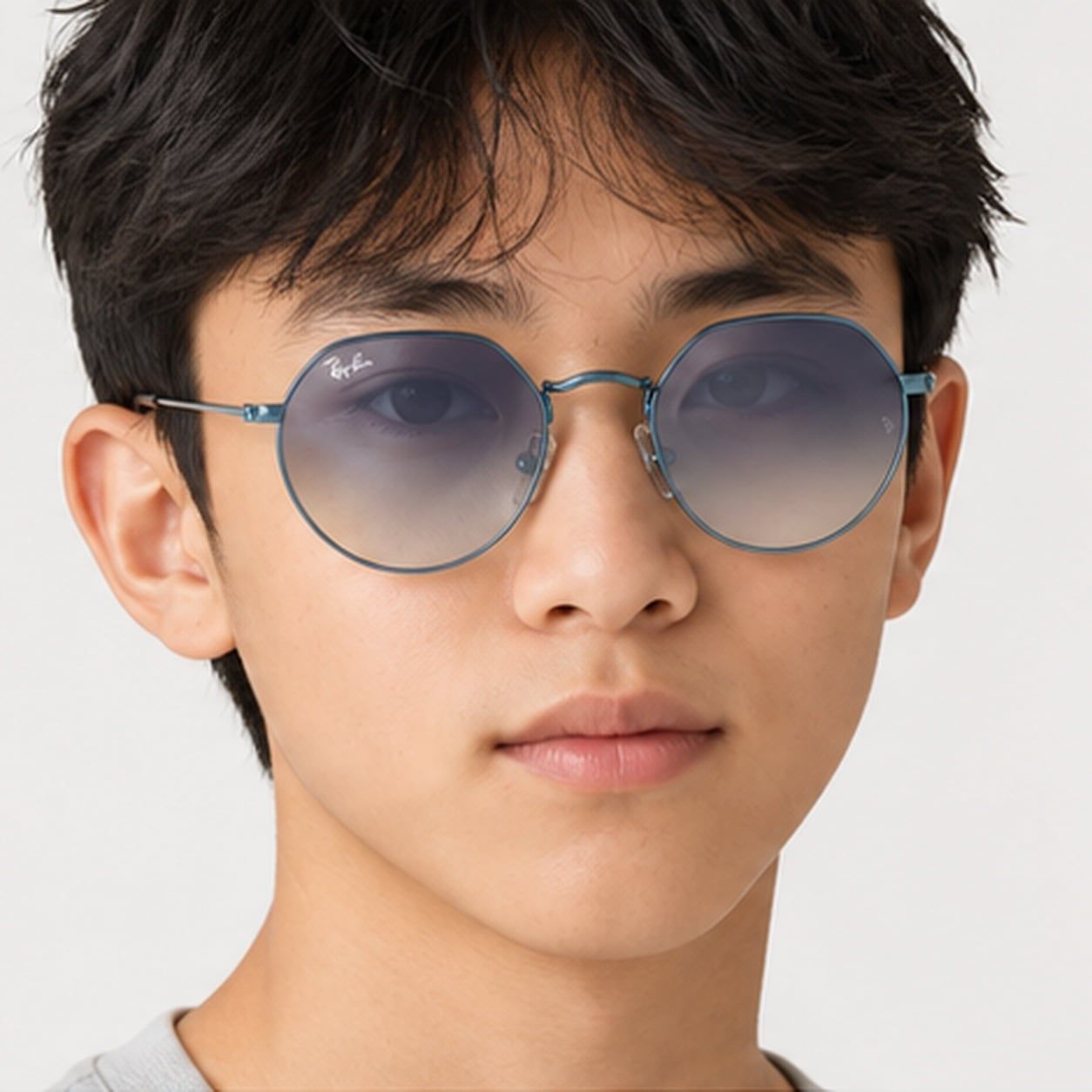 Kính mát trẻ em Rayban Junior RJ9565S 303/7B - Xanh dương nhạt – người mẫu đeo kính