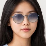 Kính mát trẻ em Rayban Junior RJ9565S 303/7B - Xanh dương nhạt – người mẫu đeo kính