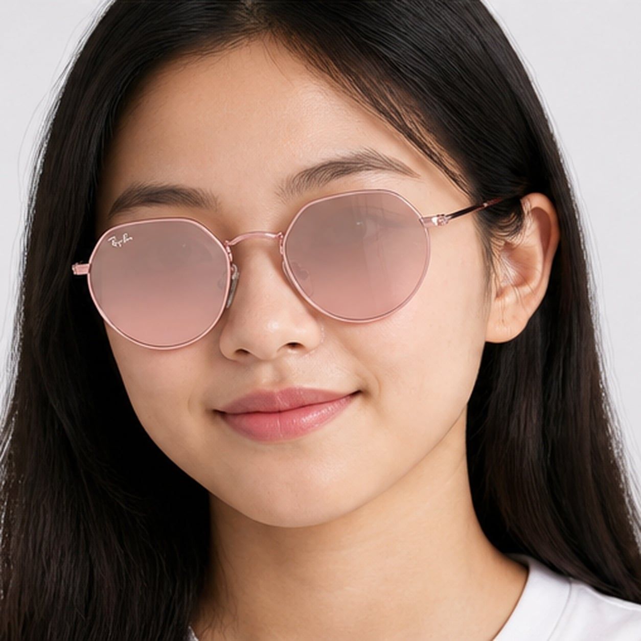 Kính mát trẻ em Rayban Junior RJ9565S 304/7E - Hồng nhạt – người mẫu đeo kính