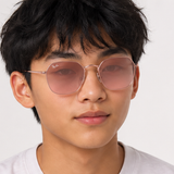 Kính mát trẻ em Rayban Junior RJ9594S 304/7E - Hồng nhạt – người mẫu đeo kính