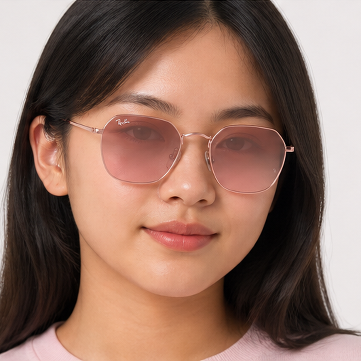 Kính mát trẻ em Rayban Junior RJ9594S 304/7E - Hồng nhạt – người mẫu đeo kính