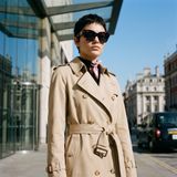 Kính mát BURBERRY BE4489U 412687 – người mẫu đeo kính