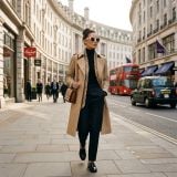 Kính mát BURBERRY BE4489U 421871 – người mẫu đeo kính