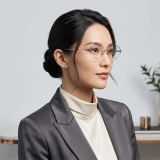 Gọng kính CHARMANT CH16473 RE – người mẫu đeo kính