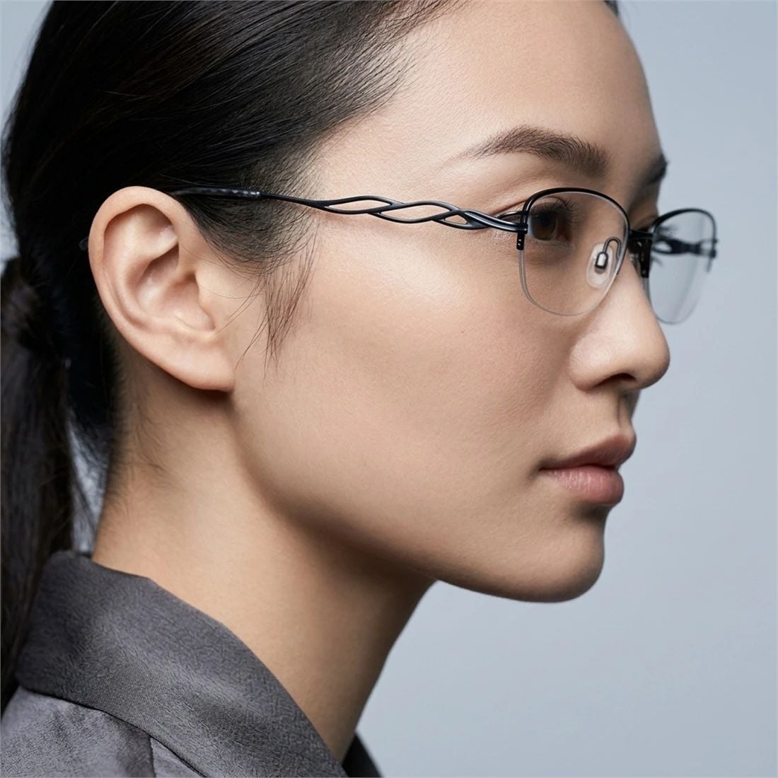 Gọng kính CHARMANT CH29213 BK – người mẫu đeo kính
