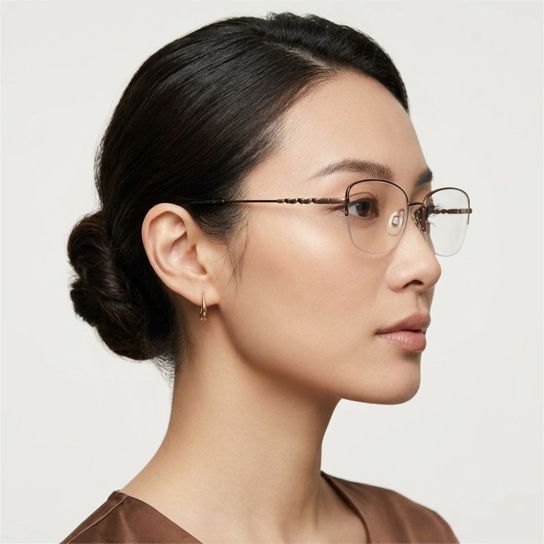 Gọng kính CHARMANT CH29228 BR – người mẫu đeo kính