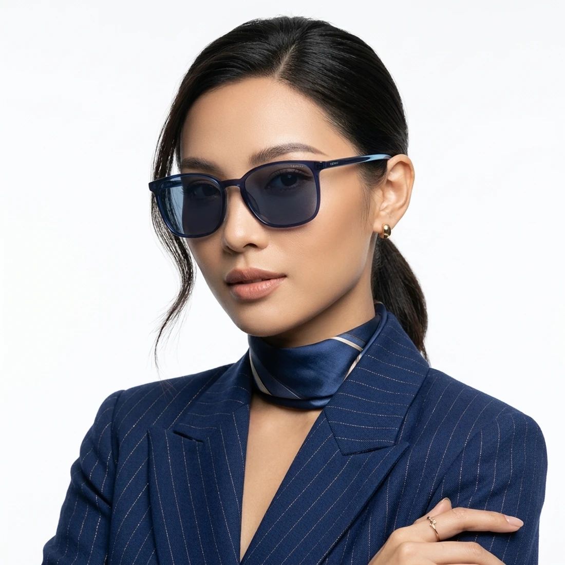 Kính mát Esprit ET40075 543 – người mẫu đeo kính