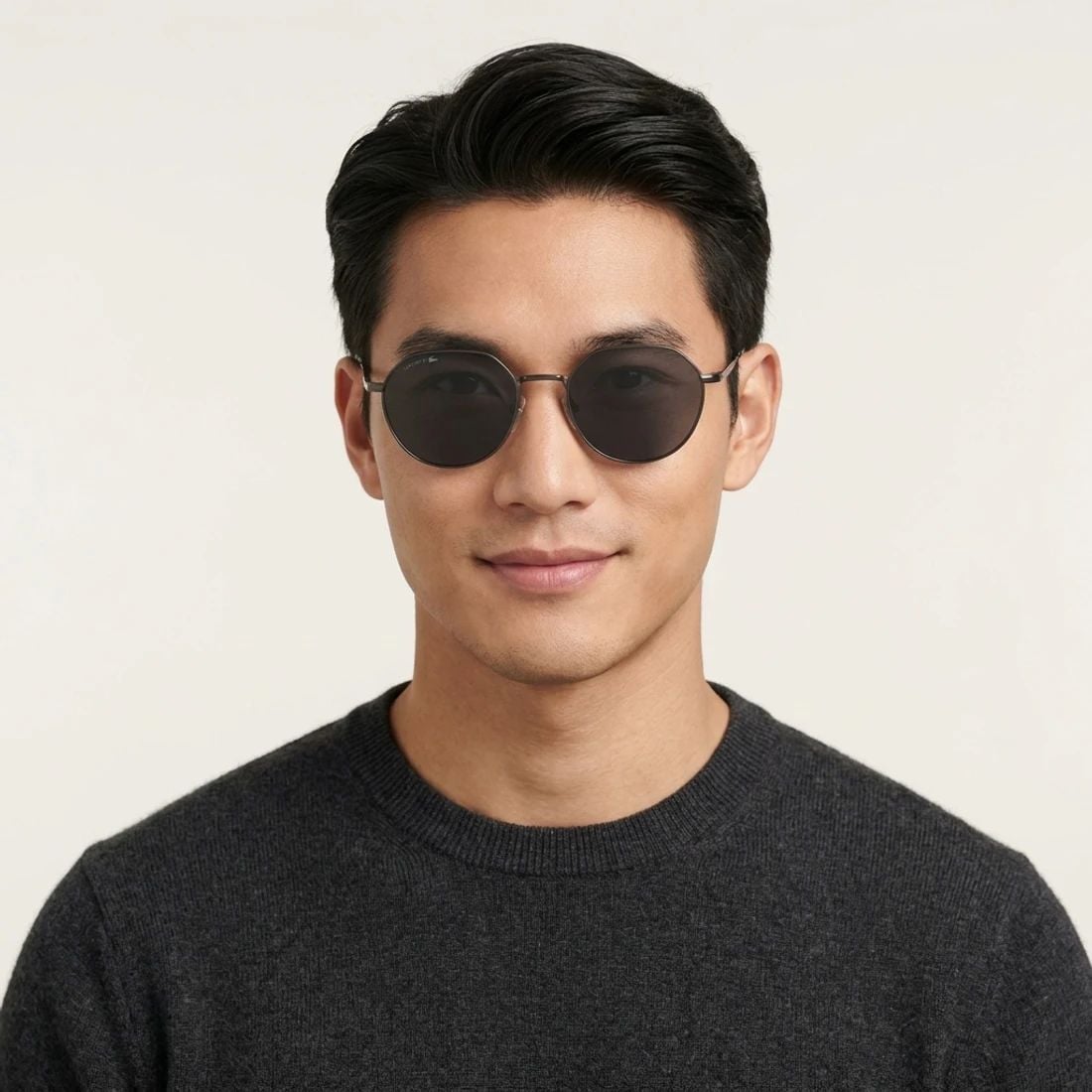 Kính mát Lacoste L268S 035 – người mẫu đeo kính