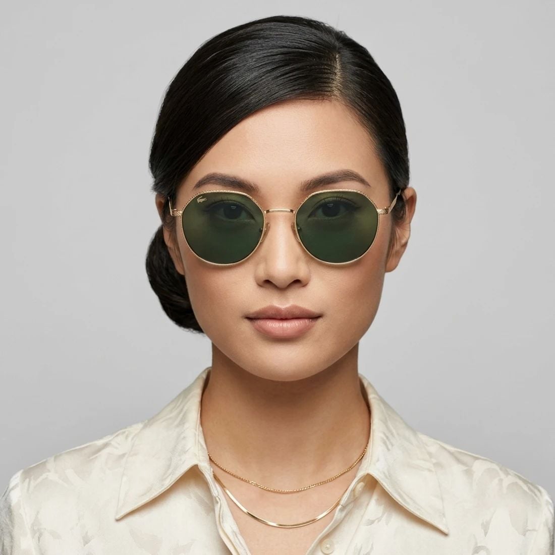 Kính mát Lacoste L268S 710 – người mẫu đeo kính