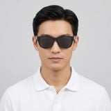 Kính mát Lacoste L6020SLB 001 – người mẫu đeo kính