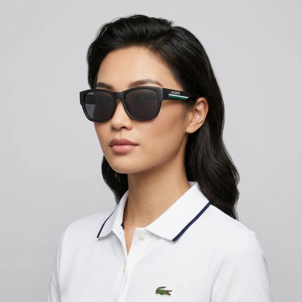 Kính mát Lacoste L6020SLB 001 – người mẫu đeo kính