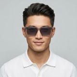 Kính mát Lacoste L6049SLB 020 – người mẫu đeo kính