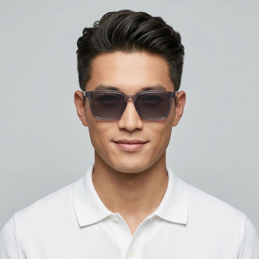 Kính mát Lacoste L6049SLB 020 – người mẫu đeo kính