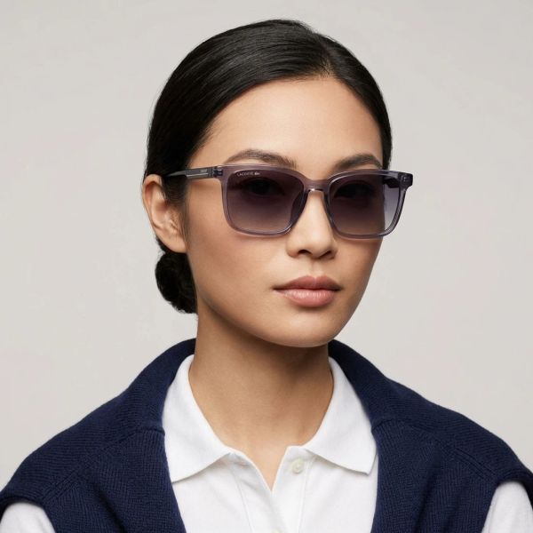 Kính mát Lacoste L6049SLB 020 – người mẫu đeo kính