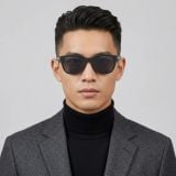 Kính mát Lacoste L6066SLB 001 – người mẫu đeo kính