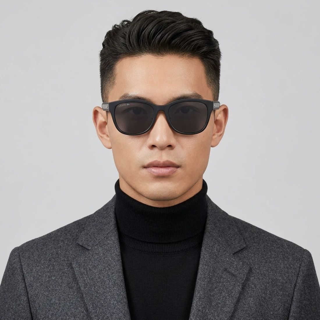 Kính mát Lacoste L6066SLB 001 – người mẫu đeo kính