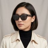 Kính mát Lacoste L6066SLB 001 – người mẫu đeo kính