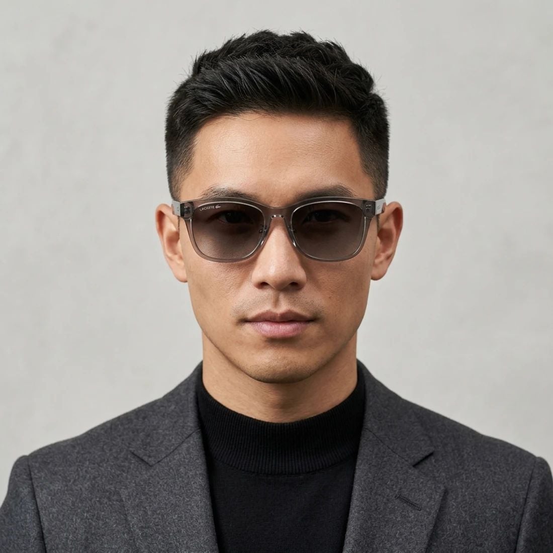 Kính mát Lacoste L6066SLB 035 – người mẫu đeo kính