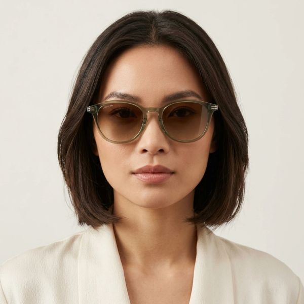 Kính mát Lacoste L6067SLB 310 – người mẫu đeo kính