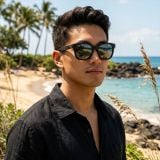 Kính mát MAUI JIM MJ653 02 – người mẫu đeo kính