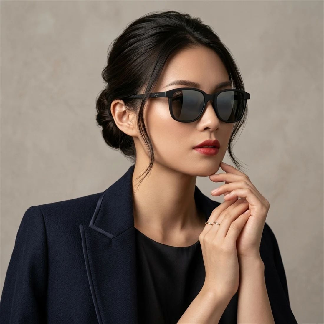 Kính mát MAUI JIM MJ654 02 – người mẫu đeo kính