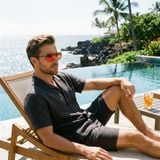 Kính mát MAUI JIM Shark's Cove MJ605 02-RM – người mẫu đeo kính