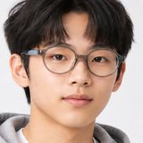 Gọng kính trẻ em Rayban Junior RY1905 7535 - Xám trong suốt – người mẫu đeo kính