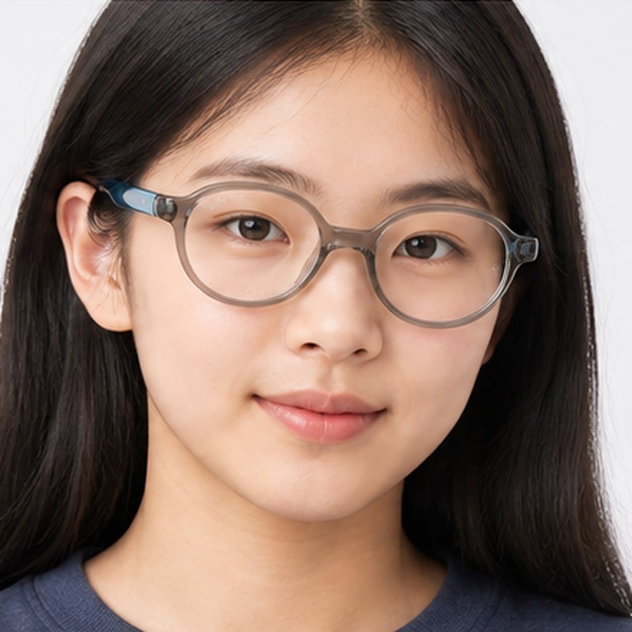 Gọng kính trẻ em Rayban Junior RY1905 7535 - Xám trong suốt – người mẫu đeo kính