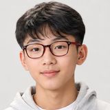 Gọng kính trẻ em Rayban Junior RY1626DC 387671 - Đỏ phối đen – người mẫu đeo kính