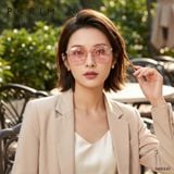 Gọng kính clip-on PARIM 96003 K1 – người mẫu đeo kính đã gắn clip-on