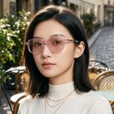 Gọng kính clip-on PARIM 96007 P1 – người mẫu đeo kính đã gắn clip-on