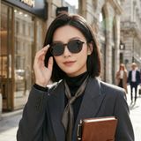 Gọng kính clip-on PARIM 96048 T3 – người mẫu đeo kính đã gắn clip-on