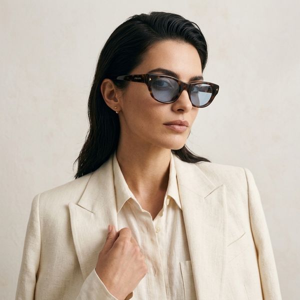 Kính mát PRADA PR C08SF 15W30X – người mẫu đeo kính