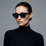 Kính mát PRADA PR C08SF 16K90T – người mẫu đeo kính