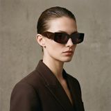 Kính mát PRADA PR D03SD 27I80W – người mẫu đeo kính