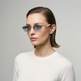 Kính mát PRADA PR D51S 5AK20I – người mẫu đeo kính