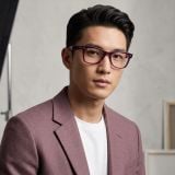 Gọng kính RAYBAN RX4340V 8364 – người mẫu đeo kính