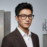 Gọng kính RAYBAN RX4340V 8366 – người mẫu đeo kính