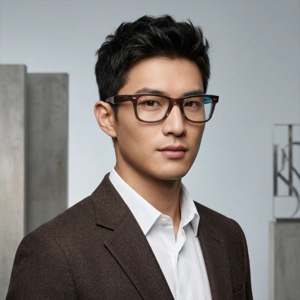 Gọng kính RAYBAN RX4340V 8366 – người mẫu đeo kính