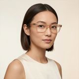Gọng kính RAYBAN RX4340V 8539 – người mẫu đeo kính