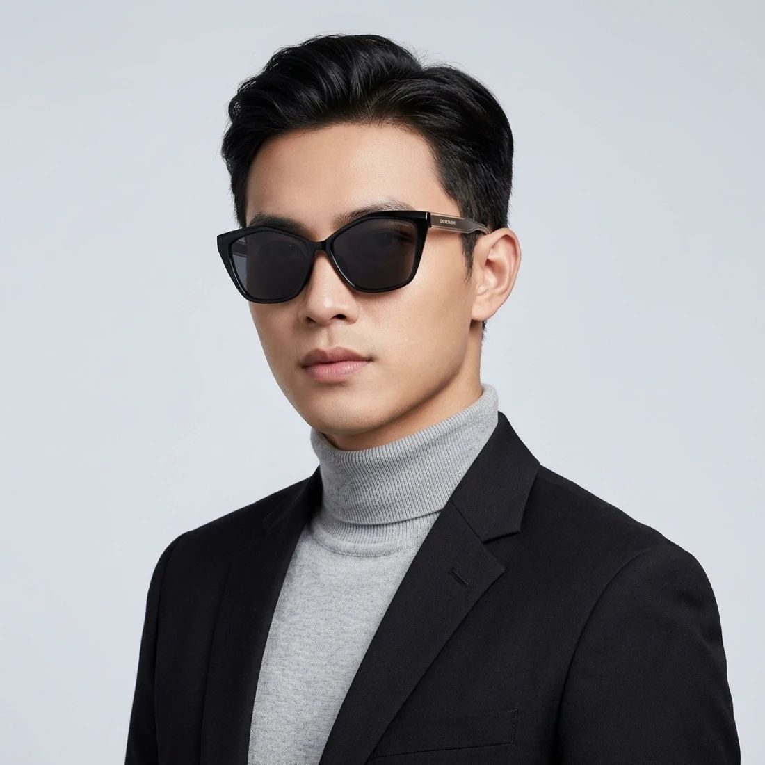 Kính mát SKECHERS SE00035 01D – người mẫu đeo kính