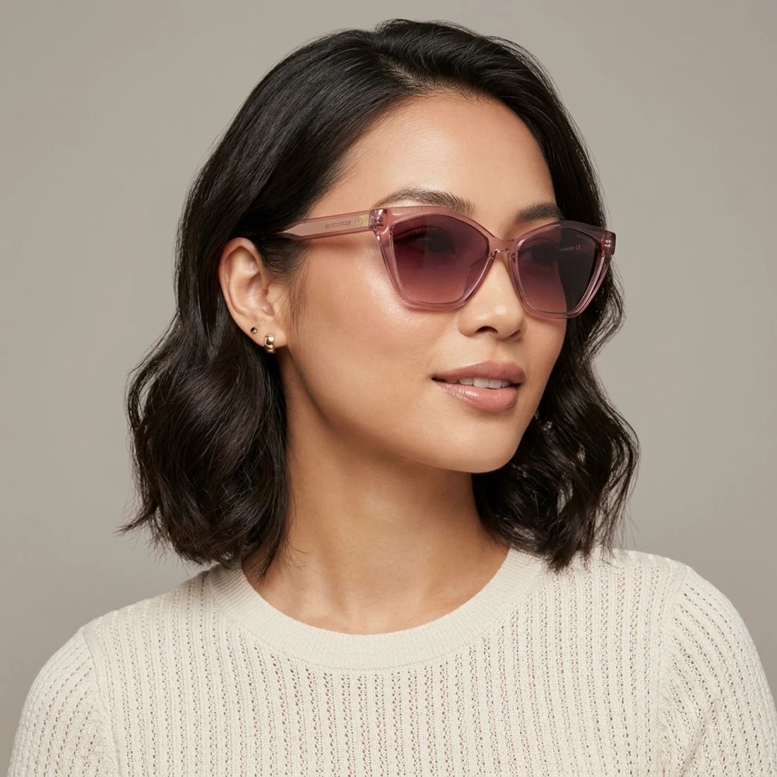 Kính mát SKECHERS SE00035 72H – người mẫu đeo kính