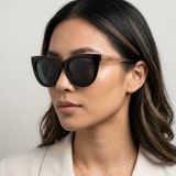 Kính mát SKECHERS SE00040 01D – người mẫu đeo kính