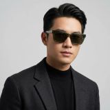 Kính mát SKECHERS SE00043 96R – người mẫu đeo kính