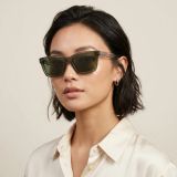 Kính mát SKECHERS SE00043 96R – người mẫu đeo kính